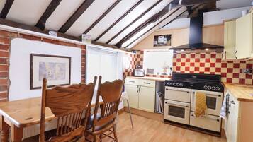 Cottage | Private kitchen | Fridge, dishwasher, cookware/dishes/utensils