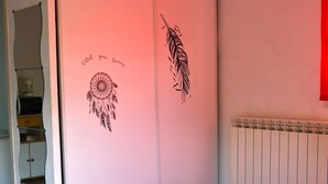 A bedroom with a bed, a wardrobe, and a radiator. - Independent 25m2 studio in Villa: Wi-fi + terrace (Saint-Gély-du-Fesc)