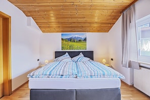 2 bedrooms, iron/ironing board, free WiFi, bed sheets