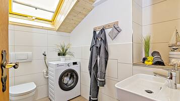 Dusche, Haartrockner, Handtücher, Seife