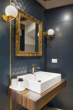 Een douche, een haardroger, een bidet, handdoeken