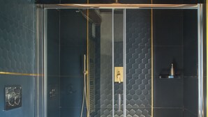 A modern bathroom with a glass-enclosed shower, a toilet, and a sink. - Colle di Val d'Elsa - Siena - Apt Pink - B (Colle di Val d'Elsa)