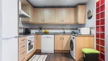 Frigorífico, microondas, horno y placa de cocina