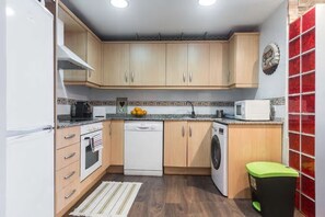 Réfrigérateur, four à micro-ondes, un four, surface de cuisson