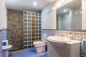 Bruser, hårtørrer, bidet, håndklæder