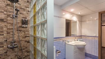 Een douche, een haardroger, een bidet, handdoeken