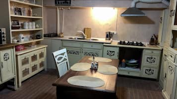 Refrigerador, horno, parrilla de estufa y tetera eléctrica