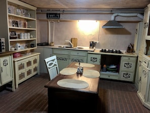 Réfrigérateur, four, plaque de cuisson, bouilloire électrique