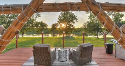 Riverfront Yurt, AC, Hot tub, Kayaks, Movie Projector, Fire Pit