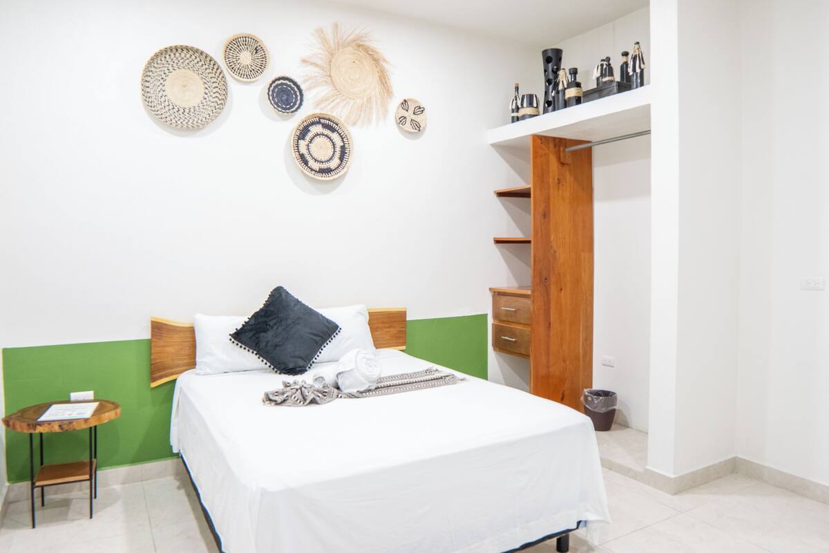 Hypo-allergenic bedding available, minibar, soundproofing, WiFi (free)