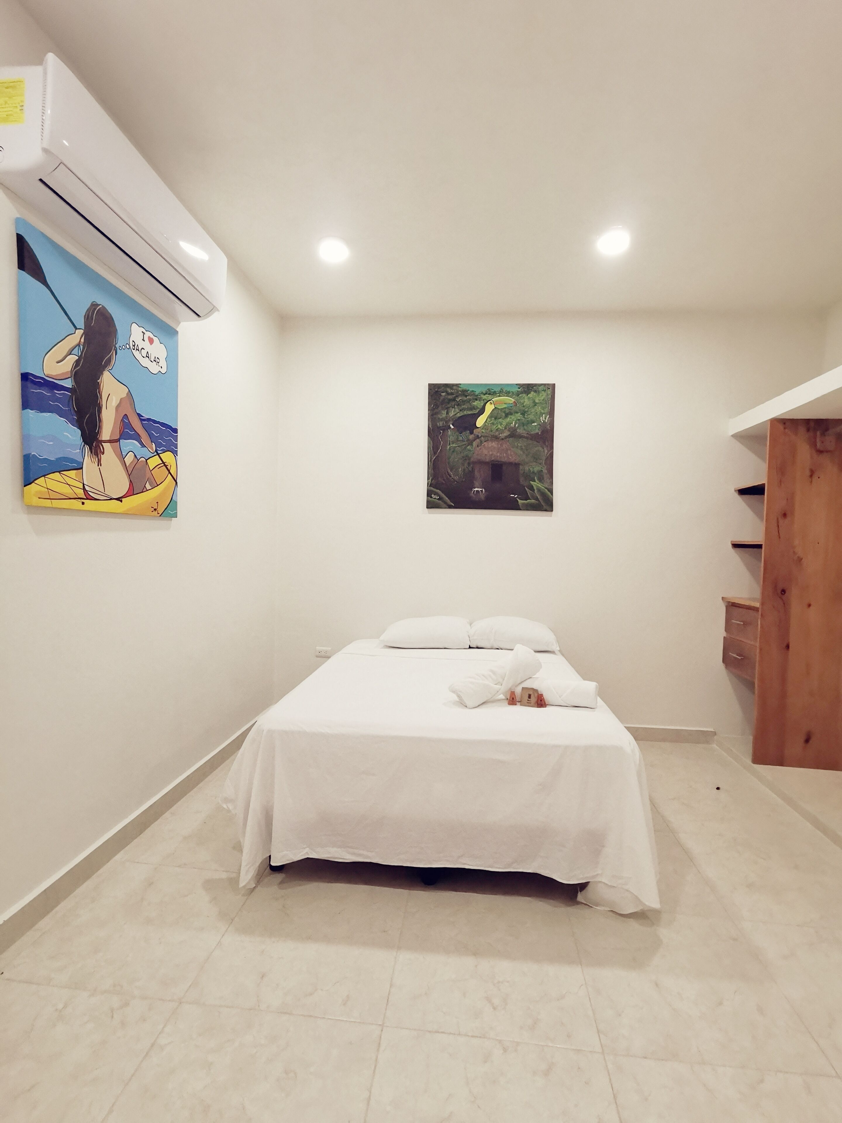 Roupas de cama antialérgicas, frigobar, quartos à prova de som