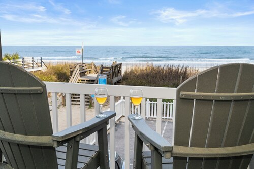 Oceanfront 2 Bedroom + sofabed with Pool, Linens included, at Cape Coddages II!