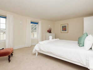 5 bedrooms, free WiFi, bed sheets
