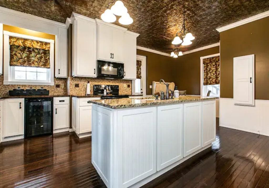 Kylskåp, mikrovågsugn, ugn och spishäll