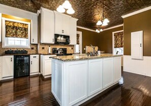 Fridge, microwave, oven, stovetop - Federalist style home close to down town minutes from the Field of Dreams! (Dyersville)