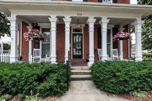 Exterior - Federalist style home close to down town minutes from the Field of Dreams! (Dyersville)