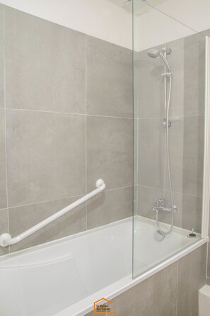 Baignoire, sĂšche-cheveux, bidet, serviettes fournies