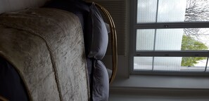 1 habitación, tabla de planchar con plancha y cuna de viaje 