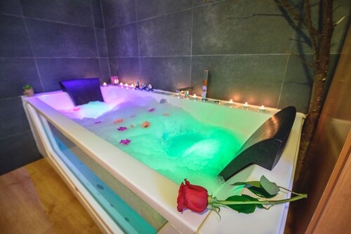 Rural House With Jacuzzi and Fireplace in the Room for 2 People