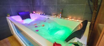 Rural House With Jacuzzi and Fireplace in the Room for 2 People