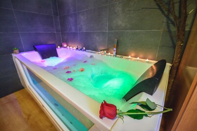 Rural House With Jacuzzi and Fireplace in the Room for 2 People