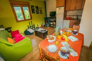 Dining - Rural House With Jacuzzi and Fireplace in the Room for 2 People (Riello)