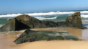 A rocky shoreline with waves crashing against the rocks. - Architect-designed villa, walking distance to beach and town center, heated pool (Capbreton)