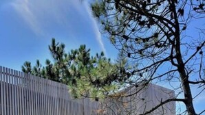 A modern building with a wooden exterior and a wooden fence in front. - Architect-designed villa, walking distance to beach and town center, heated pool (Capbreton)