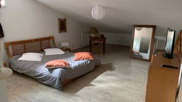 3 quartos, escrivaninha, ferros/tábuas de passar roupa