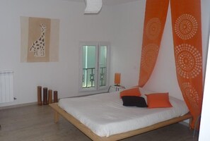 3 bedrooms, desk, iron/ironing board