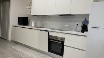 Frigorifero, microonde, forno, piano cottura