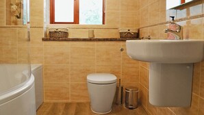 A bathroom with a toilet, sink, and bathtub. - 2 bedroom accommodation in Bowness on Windermere (Bowness on Windermere)