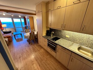 Kühlschrank, Ofen, Herdplatte, Wasserkocher mit Kaffee-/Teezubehör