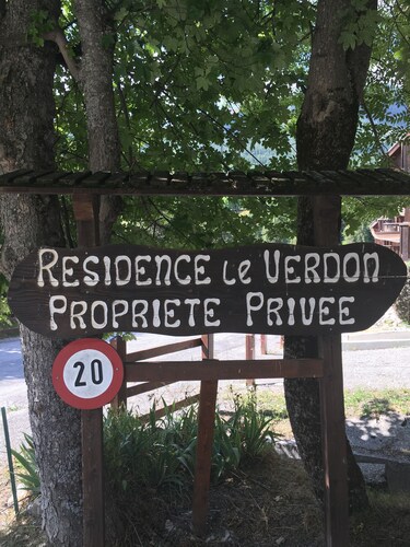 Quiet studio near the center of Allos, close to the famous lake, the Verdon and skiing.