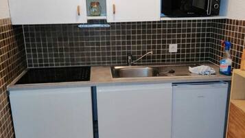 Kühlschrank, Mikrowelle, Ofen, Wasserkocher mit Kaffee-/Teezubehör