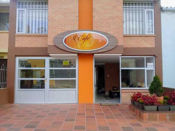 Vista frontal de la propiedad