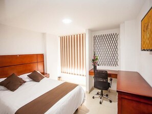 Habitación doble ejecutiva | Caja de seguridad en la habitación y escritorio