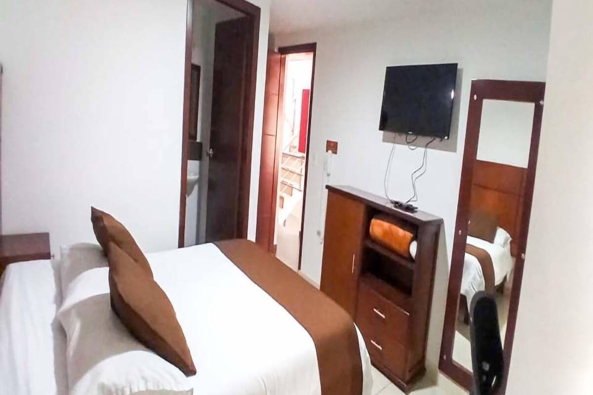 Habitación doble ejecutiva | Caja de seguridad en la habitación y escritorio