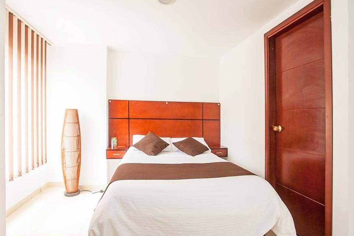 Habitación cuádruple familiar | Caja de seguridad en la habitación y escritorio