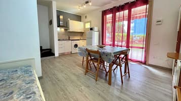 Villa, 2 Schlafzimmer, Balkon, Gartenblick | Speisen