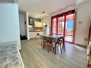 Villa, 2 Schlafzimmer, Balkon, Gartenblick | Speisen