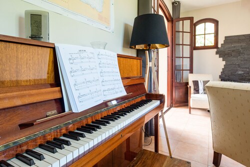 Large house (13 people) with private heated swimming pool and pétanque court