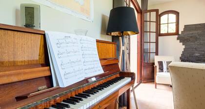Large house (13 people) with private heated swimming pool and pétanque court