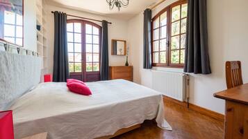 6 slaapkamers, een bureau, een strijkplank/strijkijzer, gratis wifi