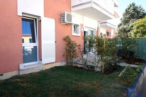 Appartamento, 2 camere da letto, patio, vista giardino | Giardino