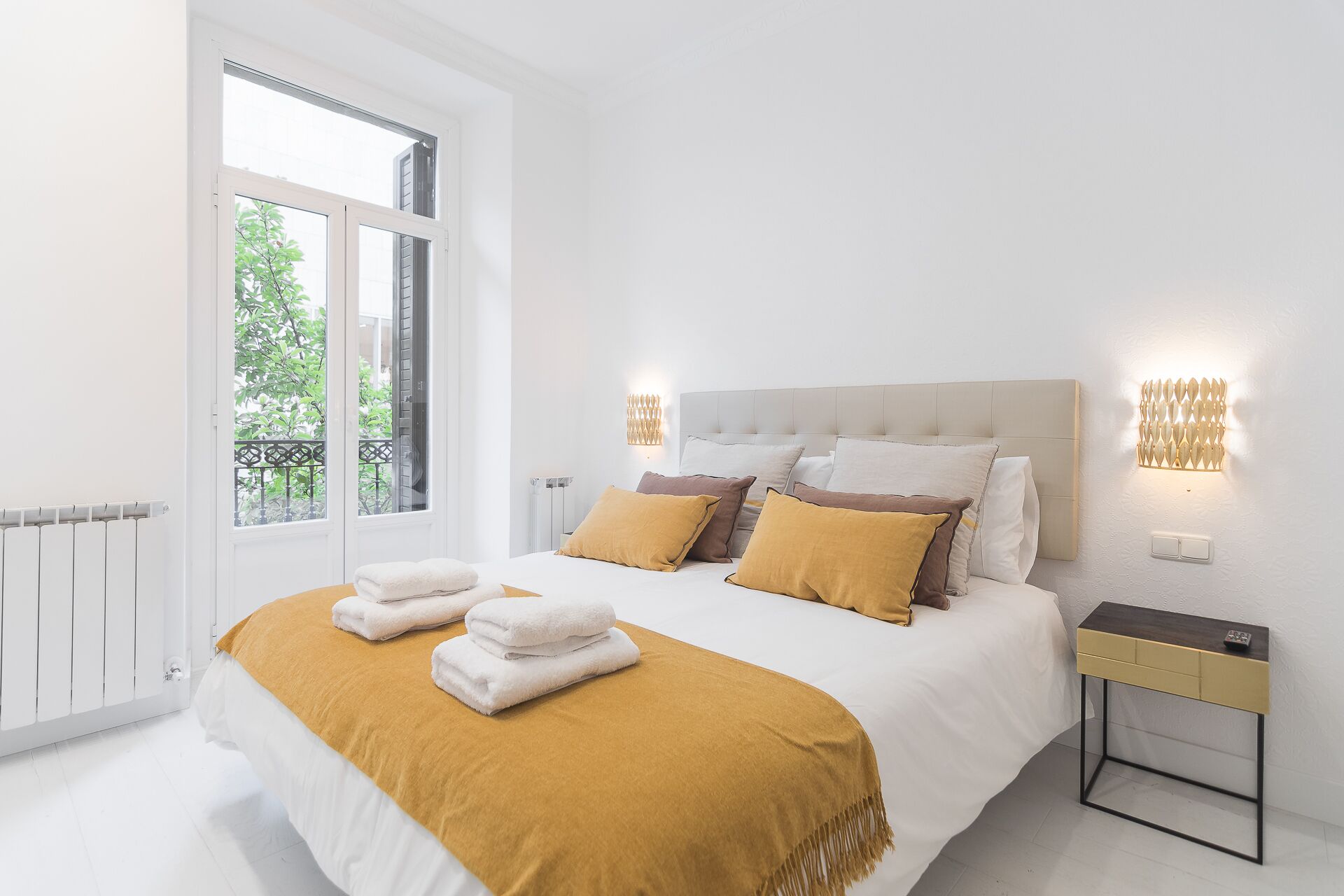 2 habitaciones, caja de seguridad en la habitación y escritorio 
