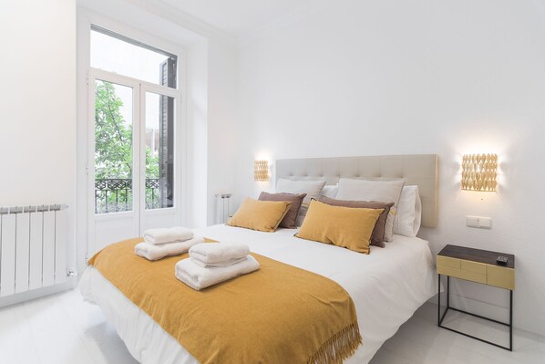 2 bedrooms, in-room safe, desk, iron/ironing board