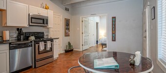 #1: 2bd/2ba, Walk to Old Town, AC/laundry/King bed