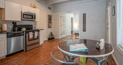 #1: 2bd/2ba, Walk to Old Town, AC/laundry/King bed