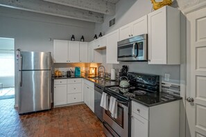 Fridge, microwave, oven, stovetop - #1: 2bd/2ba, Walk to Old Town, AC/laundry/King bed (Albuquerque)